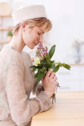 Creative Highlights Symbolbilder Woman smelling at flower bouquet model released, Symbolfoto property released, ONAF00770