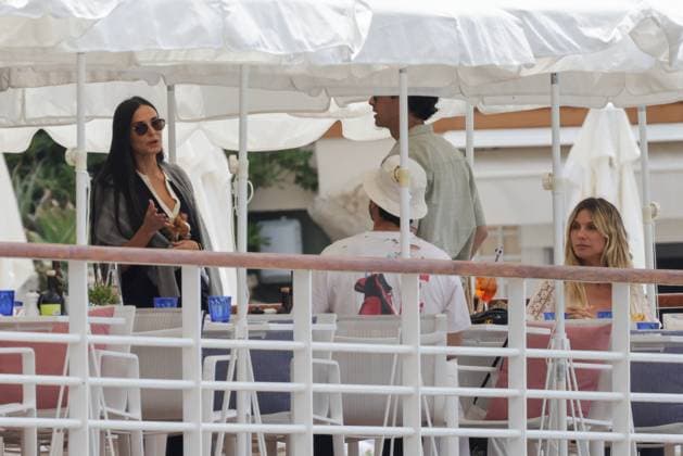 Demi Moore And Joe Jonas At Eden Roc - Antibes Demi Moore is seen lunching with Joe Jonas and Heidi Klum at Eden Roc in Antibes, France on May 24, 2024. Photo by ABACAPRESS.COM Antibes France  Copyright: xABACAx