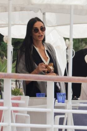 Demi Moore And Joe Jonas At Eden Roc - Antibes Demi Moore is seen lunching with Joe Jonas and Heidi Klum at Eden Roc in Antibes, France on May 24, 2024. Photo by ABACAPRESS.COM Antibes France  Copyright: xABACAx