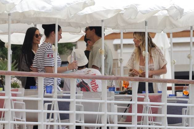 Demi Moore And Joe Jonas At Eden Roc - Antibes Demi Moore is seen lunching with Joe Jonas and Heidi Klum at Eden Roc in Antibes, France on May 24, 2024. Photo by ABACAPRESS.COM Antibes France  Copyright: xABACAx