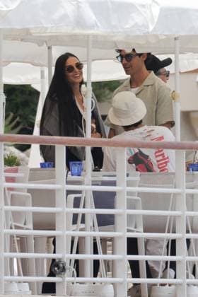 Demi Moore And Joe Jonas At Eden Roc - Antibes Demi Moore is seen lunching with Joe Jonas and Heidi Klum at Eden Roc in Antibes, France on May 24, 2024. Photo by ABACAPRESS.COM Antibes France  Copyright: xABACAx