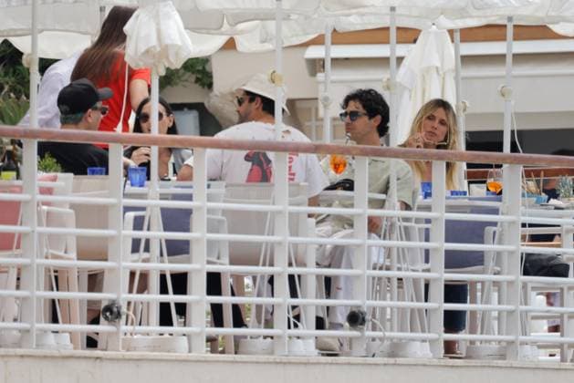 Demi Moore And Joe Jonas At Eden Roc - Antibes Demi Moore is seen lunching with Joe Jonas and Heidi Klum at Eden Roc in Antibes, France on May 24, 2024. Photo by ABACAPRESS.COM Antibes France  Copyright: xABACAx