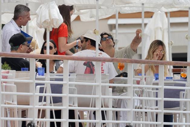 Demi Moore And Joe Jonas At Eden Roc - Antibes Demi Moore is seen lunching with Joe Jonas and Heidi Klum at Eden Roc in Antibes, France on May 24, 2024. Photo by ABACAPRESS.COM Antibes France  Copyright: xABACAx