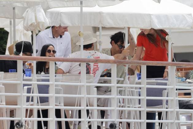 Demi Moore And Joe Jonas At Eden Roc - Antibes Demi Moore is seen lunching with Joe Jonas and Heidi Klum at Eden Roc in Antibes, France on May 24, 2024. Photo by ABACAPRESS.COM Antibes France  Copyright: xABACAx