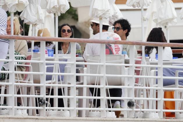 Demi Moore And Joe Jonas At Eden Roc - Antibes Demi Moore is seen lunching with Joe Jonas and Heidi Klum at Eden Roc in Antibes, France on May 24, 2024. Photo by ABACAPRESS.COM Antibes France  Copyright: xABACAx