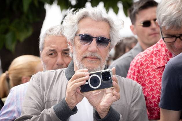 Cannes - L Amour Ouf Photocall Alain Chabat attend the L Amour Ouf (Beating Hearts) Photocall at the 77th annual Cannes Film Festival at Palais des Festivals on May 24, 2024 in Cannes, France. Photo by Shootpix ABACAPRESS.COM Cannes France  Copyright: xShootpix ABACAx