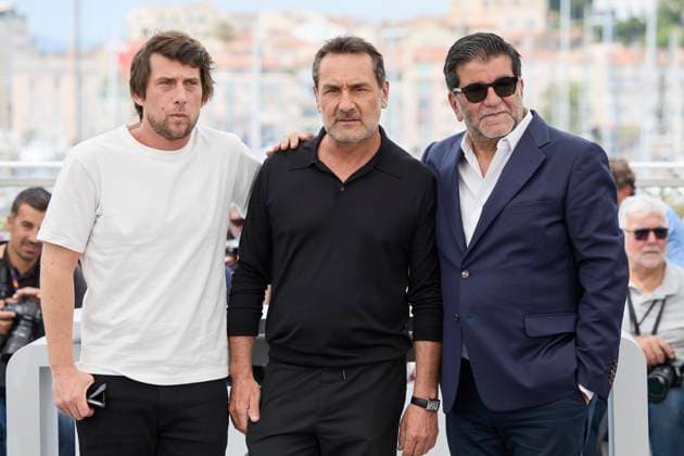 Photocall of the movie LAmour Ouf Beating Hearts CompÃ tition during the 77th Cannes International Film Festival Producers Hugo SÃ lignac and Alain Attal surround director Gilles Lellouche Photocall of the movie LAmour Ouf Beating Hearts CompÃ tition during the 77th Cannes International Film Festival May 14 25, 2024 , le 24 mai 2024 Moreau Jacovides Bestimage Photocall of the movie LAmour Ouf Beating Hearts Competition during the 77th Cannes International Film Festival May 14 25, 2024 , May 24, 2024 Cannes France  Copyright: xJACOVIDES-MOREAUx xBESTIMAGExJACOVIDES-MOREAUx xBESTIMAGEx
