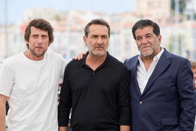 Photocall of the movie LAmour Ouf Beating Hearts CompÃ tition during the 77th Cannes International Film Festival Producers Hugo SÃ lignac and Alain Attal surround director Gilles Lellouche Photocall of the movie LAmour Ouf Beating Hearts CompÃ tition during the 77th Cannes International Film Festival May 14 25, 2024 , le 24 mai 2024 Moreau Jacovides Bestimage Photocall of the movie LAmour Ouf Beating Hearts Competition during the 77th Cannes International Film Festival May 14 25, 2024 , May 24, 2024 Cannes France  Copyright: xJACOVIDES-MOREAUx xBESTIMAGExJACOVIDES-MOREAUx xBESTIMAGEx