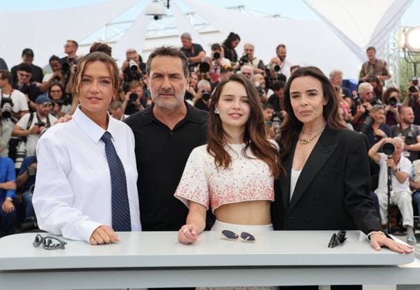 Photocall of the movie LAmour Ouf Beating Hearts CompÃ tition during the 77th Cannes International Film Festival Adele Exarchoupoulos, le rÃ alisateur Gilles Lellouche, Mallory Wanecque et Elodie Bouchez Photocall of the movie LAmour Ouf Beating Hearts CompÃ tition during the 77th Cannes International Film Festival May 14 25, 2024 , le 24 mai 2024 Jacovides Moreau Bestimage Photocall of the movie LAmour Ouf Beating Hearts Competition during the 77th Cannes International Film Festival May 14 25, 2024 , May 24, 2024 Cannes France  Copyright: xJACOVIDES-MOREAUx xBESTIMAGExJACOVIDES-MOREAUx xBESTIMAGEx