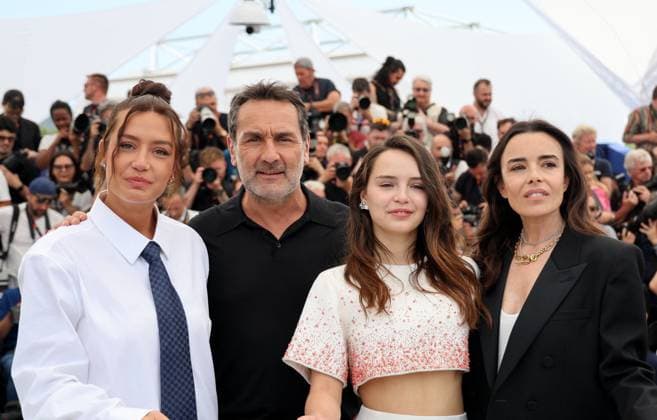 Photocall of the movie LAmour Ouf Beating Hearts CompÃ tition during the 77th Cannes International Film Festival Adele Exarchoupoulos, le rÃ alisateur Gilles Lellouche, Mallory Wanecque et Elodie Bouchez Photocall of the movie LAmour Ouf Beating Hearts CompÃ tition during the 77th Cannes International Film Festival May 14 25, 2024 , le 24 mai 2024 Jacovides Moreau Bestimage Photocall of the movie LAmour Ouf Beating Hearts Competition during the 77th Cannes International Film Festival May 14 25, 2024 , May 24, 2024 Cannes France  Copyright: xJACOVIDES-MOREAUx xBESTIMAGExJACOVIDES-MOREAUx xBESTIMAGEx