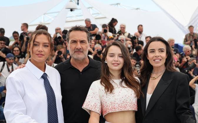 Photocall of the movie LAmour Ouf Beating Hearts CompÃ tition during the 77th Cannes International Film Festival Adele Exarchoupoulos, le rÃ alisateur Gilles Lellouche, Mallory Wanecque et Elodie Bouchez Photocall of the movie LAmour Ouf Beating Hearts CompÃ tition during the 77th Cannes International Film Festival May 14 25, 2024 , le 24 mai 2024 Jacovides Moreau Bestimage Photocall of the movie LAmour Ouf Beating Hearts Competition during the 77th Cannes International Film Festival May 14 25, 2024 , May 24, 2024 Cannes France  Copyright: xJACOVIDES-MOREAUx xBESTIMAGExJACOVIDES-MOREAUx xBESTIMAGEx