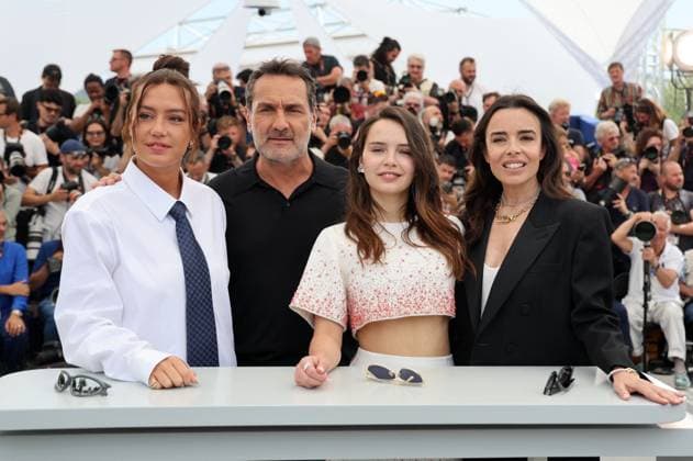 Photocall of the movie LAmour Ouf Beating Hearts CompÃ tition during the 77th Cannes International Film Festival Adele Exarchoupoulos, le rÃ alisateur Gilles Lellouche, Mallory Wanecque et Elodie Bouchez Photocall of the movie LAmour Ouf Beating Hearts CompÃ tition during the 77th Cannes International Film Festival May 14 25, 2024 , le 24 mai 2024 Jacovides Moreau Bestimage Photocall of the movie LAmour Ouf Beating Hearts Competition during the 77th Cannes International Film Festival May 14 25, 2024 , May 24, 2024 Cannes France  Copyright: xJACOVIDES-MOREAUx xBESTIMAGExJACOVIDES-MOREAUx xBESTIMAGEx