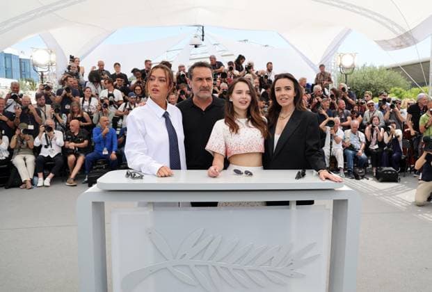 Photocall of the movie LAmour Ouf Beating Hearts CompÃ tition during the 77th Cannes International Film Festival Adele Exarchoupoulos, le rÃ alisateur Gilles Lellouche, Mallory Wanecque et Elodie Bouchez Photocall of the movie LAmour Ouf Beating Hearts CompÃ tition during the 77th Cannes International Film Festival May 14 25, 2024 , le 24 mai 2024 Jacovides Moreau Bestimage Photocall of the movie LAmour Ouf Beating Hearts Competition during the 77th Cannes International Film Festival May 14 25, 2024 , May 24, 2024 Cannes France  Copyright: xJACOVIDES-MOREAUx xBESTIMAGExJACOVIDES-MOREAUx xBESTIMAGEx
