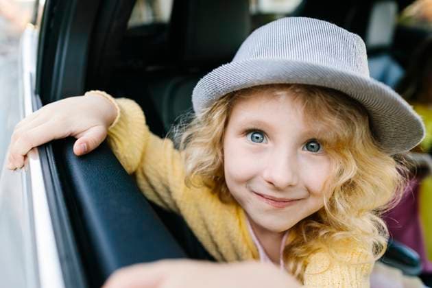 Creative Highlights Symbolbilder Cute smiling girl wearing hat near car window model released, Symbolfoto, SIF01105