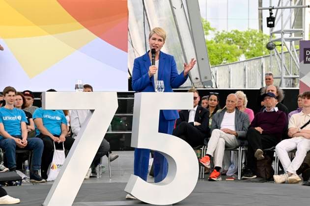 News Themen der Woche KW21 News Bilder des Tages Manuela Schwesig auf dem Demokratiefest zu 75 Jahren Grundgesetz auf der Bühne Dialogforum zwischen Kanzleramt und den Deutschen Bundestag. Berlin, 24.05.2024 *** Manuela Schwesig on stage at the democracy festival to mark 75 years of the Basic Law Dialogue forum between the Chancellery and the German Bundestag Berlin, 24 05 2024 Foto:xF.xKernx xFuturexImagex demokratiefest_4540