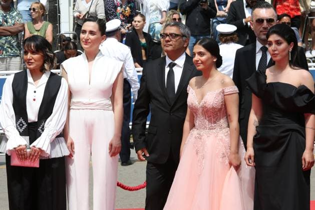 77eme Festival International du Film de Cannes Marches du film The Seed of the Sacred Fig 77th Cannes Film Festival Red carpet of the film The seed of the sacred fig Amineh Arani, Mahsa Rostami, Mohammad Rasoulof, Setareh Maleki and Niousha Akhsi 305499 2024 05 24 Cannes France  Copyright: xIsabellexVautierx xStarfacex STAR_305499_051