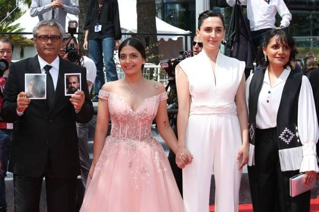 77eme Festival International du Film de Cannes Marches du film The Seed of the Sacred Fig 77th Cannes Film Festival Red carpet of the film The seed of the sacred fig Mohammad Rasoulof, Setareh Maleki, Mahsa Rostami and Amineh Arani 305499 2024 05 24 Cannes France  Copyright: xIsabellexVautierx xStarfacex STAR_305499_053