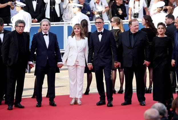 J MontÃ e des marches du film Â La plus prÃ cieuse des marchandises Â lors du 77eme Festival International du Film de Cannes Patrick Sobelman, Serge Hazanavicius, Dominique Blanc, Michel Hazanavicius, GrÃ gory Gadebois, Florence Gastaud MontÃ e des marches du film Â La plus prÃ cieuse des marchandises Â lors du 77eme Festival International du Film de Cannes, au Palais des Festivals Ã Cannes Le 24 mai 2024 Jacovides Moreau Bestimage Red carpet of the movie Â The most precious of cargoes Â during the 77th Cannes International Film Festival at the Palais des Festivals in Cannes, France On may 24th 2024 Cannes France  Copyright: xJACOVIDES-MOREAUx xBESTIMAGExJACOVIDES-MOREAUx xBESTIMAGEx