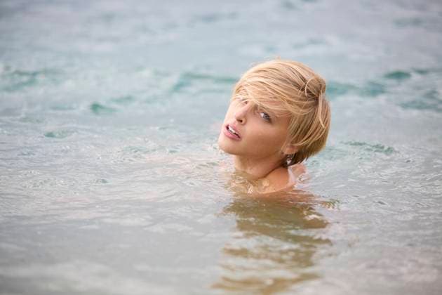 Creative Highlights Symbolbilder Beautiful young blond woman enjoying in lake model released, Symbolfoto, PNEF02973