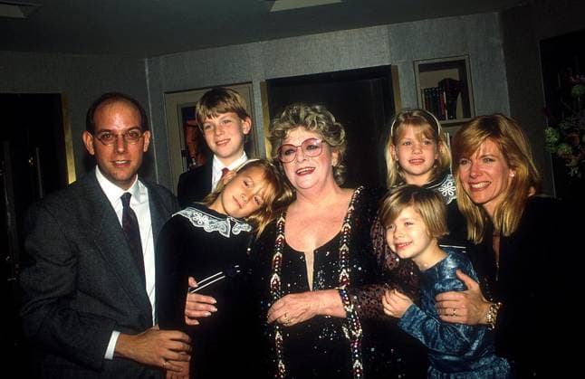 15762.GABRIELLE FERCER, JORDON, GABRIELLE, ROSEMARY CLOONEY, TESSA AND DEBBY BOONE. JUDIE BURSTEIN New York U.S.  - ZUMAg49_ 20110101_gaf_bu2_97062 Copyright: xJudiexBursteinx