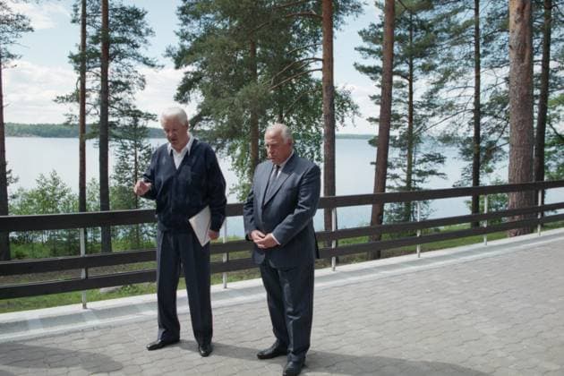 Archivbilder der Woche KW21 Republic Of Karelia, Russia. President of the Russian Federation Boris Yeltsin (L) and Chairman of the Government of Russia Viktor Chernomyrdin have a working meeting at the Shuiskaya Chupa state residence of the President of Russia located in the village of the same name in Prionezhsky District. Alexander Sentsov, Alexander Chumichev TASS  18352472