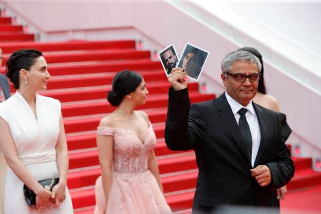 The Seed Of The Sacred Fig Red Carpet - The 77th Annual Cannes Film Festival CANNES, FRANCE - MAY 24: Mohammad Rasoulof holds portraits of Iranian actor Missagh Zareh at the The Seed Of The Sacred Fig Red Carpet at the 77th annual Cannes Film Festival at Palais des Festivals on May 24, 2024 in Cannes, France. CAP GOL GOL Cannes Provence-Alpes-CÃ te d Azur France Copyright: xRickxGold CapitalxPicturesx