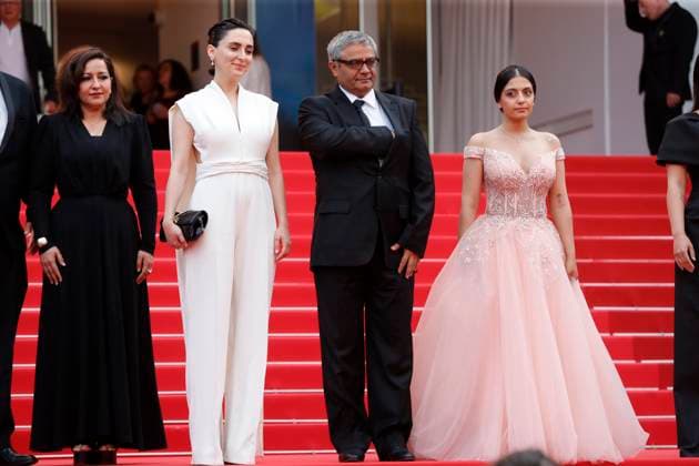 The Seed Of The Sacred Fig Red Carpet - The 77th Annual Cannes Film Festival CANNES, FRANCE - MAY 24: Mahsa Rostami, Soheila Golestani, Mohammad Rasoulof and the cast and crew attend the The Seed Of The Sacred Fig Red Carpet at the 77th annual Cannes Film Festival at Palais des Festivals on May 24, 2024 in Cannes, France. CAP GOL GOL Cannes Provence-Alpes-CÃ te d Azur France Copyright: xRickxGold CapitalxPicturesx