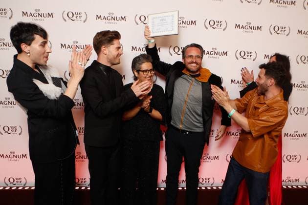 Exclusive Magnumday8photocall Exclusive Jury members Paloma, Lukas Dhont, Juliana Rojas, Jad Salfiti, Sophie Letourneur surrounding Emanuel Parvu winner of the Queer Palm 2024 for his film 3 kilometers to the end of the world Queer Palm party on the Magnum beach during the 77th Cannes International Film Festival, France, May 24, 2024 Christophe Clovis Magnum Cannes via Bestimage Magnum Beach Â Queer Palm Â party during the 77th Cannes International Film Festival on May 24, 2024 Cannes France  Copyright: xJeremyxMelloulx xMagnumxCannesxviaxBestimagexJeremyxMelloulx xMagnumxCannesxviaxBestimagex