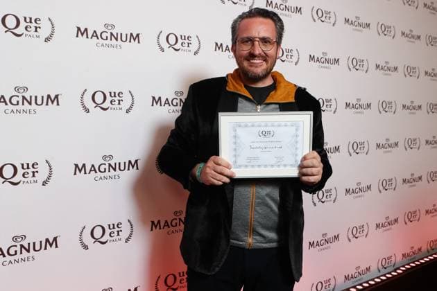 Exclusif Magnumday8photocall Exclusif Emanuel Parvu laureÃ at de la Queer Palm 2024 pour son film 3 kilomètres jusquÃ la fin du monde SoirÃ e Â Queer PalmÂ sur la plage Magnum lors du 77eme Festival International du Film de Cannes, France, le 24mai 2024 Christophe Clovis Magnum Cannes via Bestimage Magnum Beach Â Queer PalmÂ party during the 77th Cannes International Film Festival on May 24, 2024 Cannes France  Copyright: xJeremyxMelloulx xMagnumxCannesxviaxBestimagexJeremyxMelloulx xMagnumxCannesxviaxBestimagex