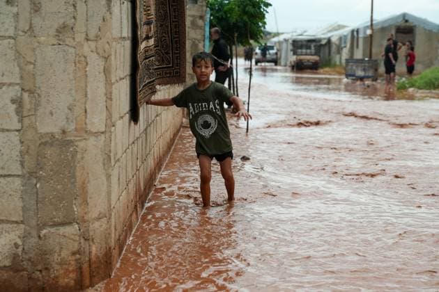News Themen der Woche KW21 News Bilder des Tages Floods Drench Tents In Deir Ballut Camps, NW Syria Heavy rains caused floods and torrents that entered the Deir Ballut camps in the Jindires countryside, northwest Syria, on May 24, 2024, damaging dozens of tents. Aleppo Syria  Copyright: xRamixAlsayedx originalFilename: alsayed-notitle240524_npZpD.jpg