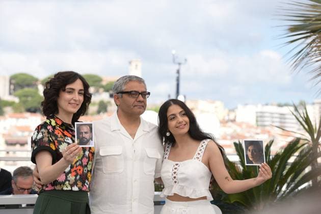 CANNES, FRANCE MAY 25 G D Mahsa ROSTAMI, actress, Mohammad RASOULOF , director, Niousha AKHSHI, actress, during the photocall of the film Les graines du figuier sauvage in compÃ tition at the 77th Cannes Film Festival at the Palais des Festivals on May 25, 2024 in Cannes, France CINEMA 77eme Festival de Cannes Photocall 25 05 2024 ValentinaClaret Panoramic 
