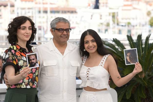 CANNES, FRANCE MAY 25 G D Mahsa ROSTAMI, actress, Mohammad RASOULOF , director, Niousha AKHSHI, actress, during the photocall of the film Les graines du figuier sauvage in compÃ tition at the 77th Cannes Film Festival at the Palais des Festivals on May 25, 2024 in Cannes, France CINEMA 77eme Festival de Cannes Photocall 25 05 2024 ValentinaClaret Panoramic 