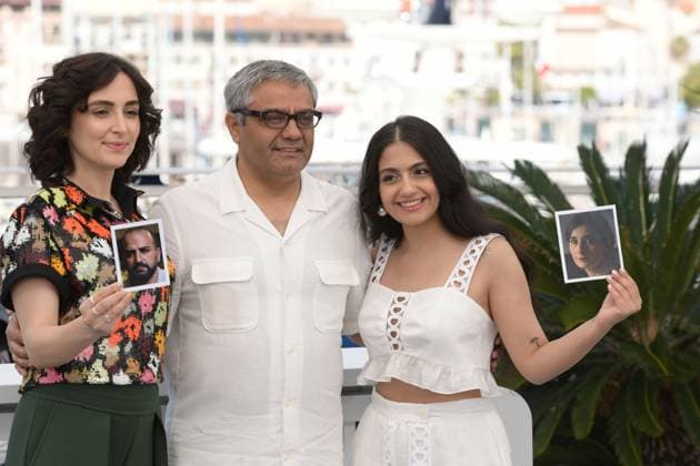 CANNES, FRANCE MAY 25 G D Mahsa ROSTAMI, actress, Mohammad RASOULOF , director, Niousha AKHSHI, actress, during the photocall of the film Les graines du figuier sauvage in compÃ tition at the 77th Cannes Film Festival at the Palais des Festivals on May 25, 2024 in Cannes, France CINEMA 77eme Festival de Cannes Photocall 25 05 2024 ValentinaClaret Panoramic 