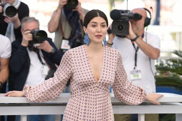 CANNES, FRANCE MAY 25 G D Setareh MALEKI , actress, during the photocall of the film Les graines du figuier sauvage competing at the 77th Cannes Film Festival at the Palais des Festivals on May 25, 2024 in Cannes, France CINEMA 77eme Festival de Cannes Photocall 25 05 2024 ValentinaClaret Panoramic 