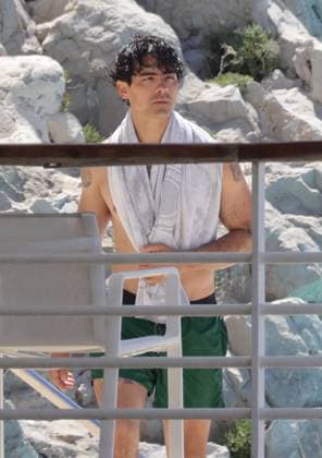 Joe Jonas At Eden Roc - Antibes Joe Jonas at the Eden Roc hotel in Antibes, France on May 25, 2024, during the 77th annual Cannes film festival. Photo by ABACAPRESS.COM Antibes France  Copyright: xABACAx