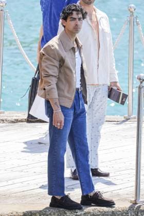 Joe Jonas At Eden Roc - Antibes Joe Jonas at the Eden Roc hotel in Antibes, France on May 25, 2024, during the 77th annual Cannes film festival. Photo by ABACAPRESS.COM Antibes France  Copyright: xABACAx