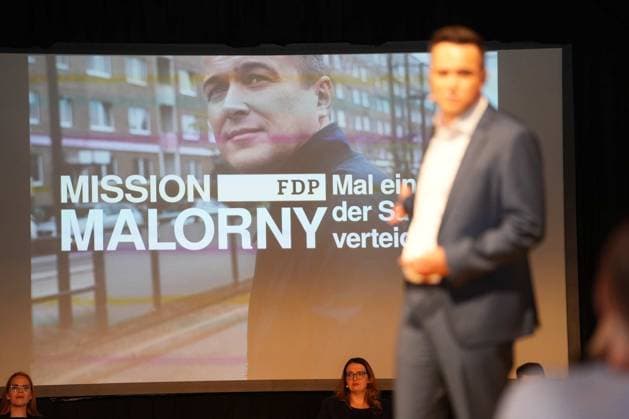 News Bilder des Tages Datum: 25.05.2024 Ort: Dresden Die saechsische FDP startet mit der Mission Malorny . Mal einer, der Sachsen verteidigt , heisst es auf einem grossen, virtuellen Plakat beim Programmkonvent im Dresdner Ostra-Dome. Sachsens FDP will nach zehnjaehriger Abstinenz im Landtag wieder in das Parlament einziehen. Malorny sprach am Samstag vor etwa 200 FDP-Anhaengern: Wir brauchen in Sachsen eine starke Wirtschaft. Eine Wirtschaft mit moeglichst wenig Vorschriften. (...) Wir sind bereit, Verantwortung zu uebernehmen. Die fruehere saechsische Regierungspartei FDP war zwei Mal hintereinander an der Fuenf-Prozent-Huerde im Landtag gescheitert und befindet sich seither in der ausserparlamentarischen Opposition. Dresden - FDP-Programmkonvent in x Benedict Bartschx