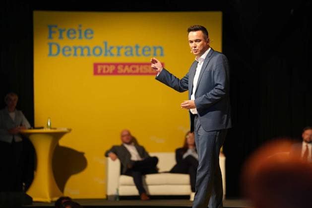 Datum: 25.05.2024 Ort: Dresden Die saechsische FDP startet mit der Mission Malorny . Mal einer, der Sachsen verteidigt , heisst es auf einem grossen, virtuellen Plakat beim Programmkonvent im Dresdner Ostra-Dome. Sachsens FDP will nach zehnjaehriger Abstinenz im Landtag wieder in das Parlament einziehen. Malorny sprach am Samstag vor etwa 200 FDP-Anhaengern: Wir brauchen in Sachsen eine starke Wirtschaft. Eine Wirtschaft mit moeglichst wenig Vorschriften. (...) Wir sind bereit, Verantwortung zu uebernehmen. Die fruehere saechsische Regierungspartei FDP war zwei Mal hintereinander an der Fuenf-Prozent-Huerde im Landtag gescheitert und befindet sich seither in der ausserparlamentarischen Opposition. Dresden - FDP-Programmkonvent in x Benedict Bartschx