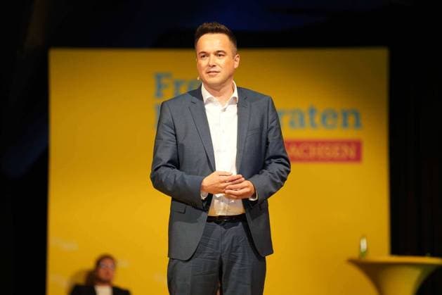 Datum: 25.05.2024 Ort: Dresden Die saechsische FDP startet mit der Mission Malorny . Mal einer, der Sachsen verteidigt , heisst es auf einem grossen, virtuellen Plakat beim Programmkonvent im Dresdner Ostra-Dome. Sachsens FDP will nach zehnjaehriger Abstinenz im Landtag wieder in das Parlament einziehen. Malorny sprach am Samstag vor etwa 200 FDP-Anhaengern: Wir brauchen in Sachsen eine starke Wirtschaft. Eine Wirtschaft mit moeglichst wenig Vorschriften. (...) Wir sind bereit, Verantwortung zu uebernehmen. Die fruehere saechsische Regierungspartei FDP war zwei Mal hintereinander an der Fuenf-Prozent-Huerde im Landtag gescheitert und befindet sich seither in der ausserparlamentarischen Opposition. Dresden - FDP-Programmkonvent in x Benedict Bartschx