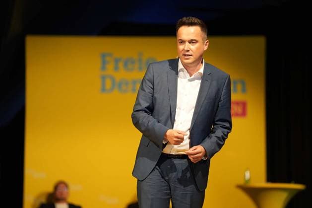 Datum: 25.05.2024 Ort: Dresden Die saechsische FDP startet mit der Mission Malorny . Mal einer, der Sachsen verteidigt , heisst es auf einem grossen, virtuellen Plakat beim Programmkonvent im Dresdner Ostra-Dome. Sachsens FDP will nach zehnjaehriger Abstinenz im Landtag wieder in das Parlament einziehen. Malorny sprach am Samstag vor etwa 200 FDP-Anhaengern: Wir brauchen in Sachsen eine starke Wirtschaft. Eine Wirtschaft mit moeglichst wenig Vorschriften. (...) Wir sind bereit, Verantwortung zu uebernehmen. Die fruehere saechsische Regierungspartei FDP war zwei Mal hintereinander an der Fuenf-Prozent-Huerde im Landtag gescheitert und befindet sich seither in der ausserparlamentarischen Opposition. Dresden - FDP-Programmkonvent in x Benedict Bartschx