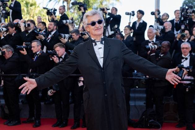 B MontÃ e des marches pour la cÃ rÃ monie de clÃ ture du 77eme Festival International du Film de Cannes au Palais des Festivals Ã Cannes Wim Wenders MontÃ e des marches pour la cÃ rÃ monie de clÃ ture du 77eme Festival International du Film de Cannes au Palais des Festivals Ã Cannes On may 25th 2024 Olivier Borde Bestimage Red carpet for the closing ceremony of the 77th Cannes International Film Festival at the Palais des Festivals in Cannes, France On may 25th 2024 Cannes France  Copyright: xOLIVIERxBORDEx xBESTIMAGExOLIVIERxBORDEx xBESTIMAGEx