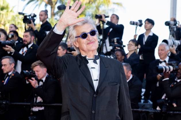 B MontÃ e des marches pour la cÃ rÃ monie de clÃ ture du 77eme Festival International du Film de Cannes au Palais des Festivals Ã Cannes Wim Wenders MontÃ e des marches pour la cÃ rÃ monie de clÃ ture du 77eme Festival International du Film de Cannes au Palais des Festivals Ã Cannes On may 25th 2024 Olivier Borde Bestimage Red carpet for the closing ceremony of the 77th Cannes International Film Festival at the Palais des Festivals in Cannes, France On may 25th 2024 Cannes France  Copyright: xOLIVIERxBORDEx xBESTIMAGExOLIVIERxBORDEx xBESTIMAGEx