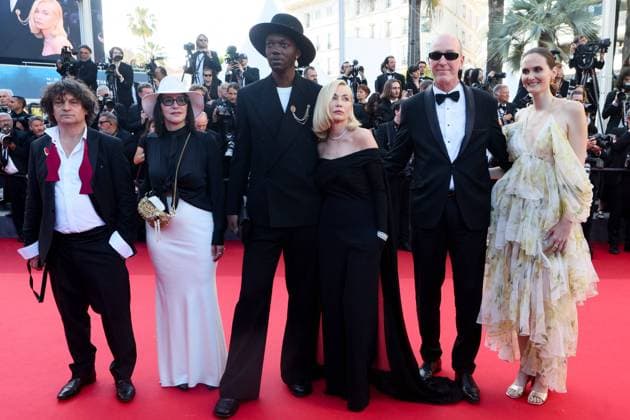 CC MontÃ e des marches pour la cÃ?rÃ monie de clÃ?ture du 77eme Festival International du Film de Cannes au Palais des Festivals Ã Cannes Gilles Porte, Nathalie Chifflet, Baloji, Emmanuelle BÃ art, Pascal Buron, ZoÃ Wittock Jury CamÃ ra dOr MontÃ e des marches pour la cÃ rÃ monie de clÃ ture du 77eme Festival International du Film de Cannes au Palais des Festivals Ã Cannes On may 25th 2024 Christophe Clovis Bestimage Red carpet for the closing ceremony of the 77th Cannes International Film Festival at the Palais des Festivals in Cannes, France On may 25th 2024 Cannes France  Copyright: xChristophexClovisx xBestimagexChristophexClovisx xBestimagex