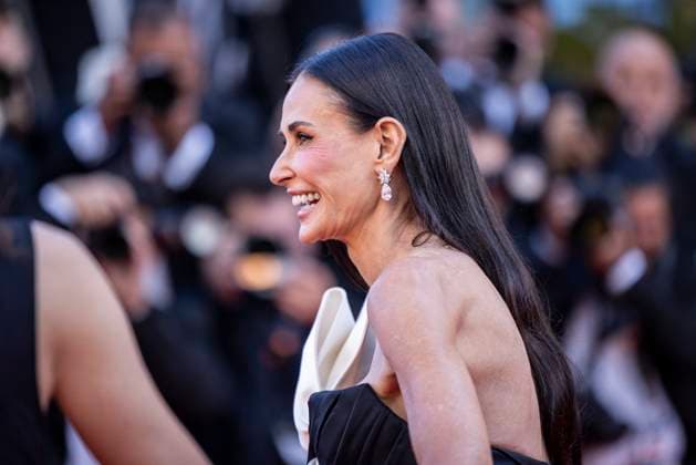 B MontÃ e des marches pour la cÃ rÃ monie de clÃ ture du 77eme Festival International du Film de Cannes au Palais des Festivals Ã Cannes Demi Moore MontÃ e des marches pour la cÃ rÃ monie de clÃ ture du 77eme Festival International du Film de Cannes au Palais des Festivals Ã Cannes On may 25th 2024 Olivier Borde Bestimage Red carpet for the closing ceremony of the 77th Cannes International Film Festival at the Palais des Festivals in Cannes, France On may 25th 2024 Cannes France  Copyright: xOLIVIERxBORDEx xBESTIMAGExOLIVIERxBORDEx xBESTIMAGEx