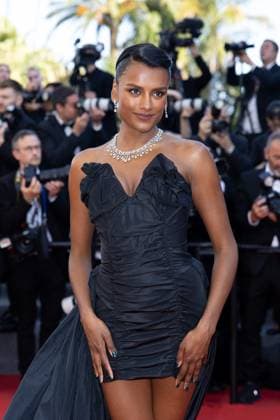 B MontÃ e des marches pour la cÃ rÃ monie de clÃ ture du 77eme Festival International du Film de Cannes au Palais des Festivals Ã Cannes Simone Ashley MontÃ e des marches pour la cÃ rÃ monie de clÃ ture du 77eme Festival International du Film de Cannes au Palais des Festivals Ã Cannes On may 25th 2024 Olivier Borde Bestimage Red carpet for the closing ceremony of the 77th Cannes International Film Festival at the Palais des Festivals in Cannes, France On may 25th 2024 Cannes France  Copyright: xOLIVIERxBORDEx xBESTIMAGExOLIVIERxBORDEx xBESTIMAGEx