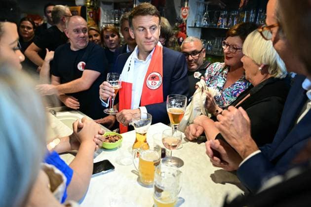 Emmanuel Macron will drink a beer in a bar with the inhabitants of Tourcoing, before the final of the 2024 Coupe de France PSG OL at Stade Pierre Mauroy Emmanuel Macron, President of the French Republic, will drink a beer in a bar with the inhabitants of Tourcoing, before the final of the 2024 Coupe de France PSG OL at Stade Pierre Mauroy On this occasion he is presented with a LOSC club jersey flocked with his Tourcoing first name, May 25, 2024 Miguel Medina Pool Bestimage Emmanuel Macron, President of the French Republic, will drink a beer in a bar with the inhabitants of Tourcoing, before the final of the 2024 Coupe de France PSG OL at the Pierre Mauroy stadium On this occasion he was offered a LOSC club jersey printed with his first na  Copyright: xMiguelxMedina Pool BestimagexMiguelxMedina Pool Bestimagex