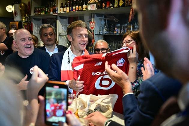 Emmanuel Macron will drink a beer in a bar with the inhabitants of Tourcoing, before the final of the 2024 Coupe de France PSG OL at Stade Pierre Mauroy Emmanuel Macron, President of the French Republic, will drink a beer in a bar with the inhabitants of Tourcoing, before the final of the 2024 Coupe de France PSG OL at Stade Pierre Mauroy On this occasion he is presented with a LOSC club jersey flocked with his Tourcoing first name, May 25, 2024 Miguel Medina Pool Bestimage Emmanuel Macron, President of the French Republic, will drink a beer in a bar with the inhabitants of Tourcoing, before the final of the 2024 Coupe de France PSG OL at the Pierre Mauroy stadium On this occasion he was offered a LOSC club jersey printed with his first na  Copyright: xMiguelxMedina Pool BestimagexMiguelxMedina Pool Bestimagex