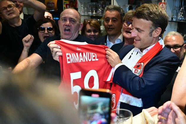 Emmanuel Macron will drink a beer in a bar with the inhabitants of Tourcoing, before the final of the 2024 Coupe de France PSG OL at Stade Pierre Mauroy Emmanuel Macron, President of the French Republic, will drink a beer in a bar with the inhabitants of Tourcoing, before the final of the 2024 Coupe de France PSG OL at Stade Pierre Mauroy On this occasion he is presented with a LOSC club jersey flocked with his Tourcoing first name, May 25, 2024 Miguel Medina Pool Bestimage Emmanuel Macron, President of the French Republic, will drink a beer in a bar with the inhabitants of Tourcoing, before the final of the 2024 Coupe de France PSG OL at the Pierre Mauroy stadium On this occasion he was offered a LOSC club jersey printed with his first na  Copyright: xMiguelxMedina Pool BestimagexMiguelxMedina Pool Bestimagex
