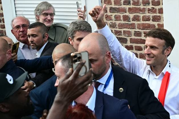 Emmanuel Macron will drink a beer in a bar with the inhabitants of Tourcoing, before the final of the 2024 Coupe de France PSG OL at Stade Pierre Mauroy Emmanuel Macron, President of the French Republic, will drink a beer in a bar with the inhabitants of Tourcoing, before the final of the 2024 Coupe de France PSG OL at Stade Pierre Mauroy On this occasion he is presented with a LOSC club jersey flocked with his Tourcoing first name, May 25, 2024 Miguel Medina Pool Bestimage Emmanuel Macron, President of the French Republic, will drink a beer in a bar with the inhabitants of Tourcoing, before the final of the 2024 Coupe de France PSG OL at the Pierre Mauroy stadium On this occasion he was offered a LOSC club jersey printed with his first na  Copyright: xMiguelxMedina Pool BestimagexMiguelxMedina Pool Bestimagex