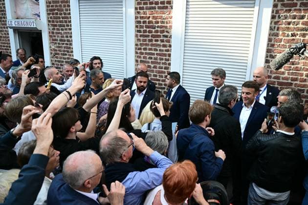 Emmanuel Macron will drink a beer in a bar with the inhabitants of Tourcoing, before the final of the 2024 Coupe de France PSG OL at Stade Pierre Mauroy Emmanuel Macron, President of the French Republic, will drink a beer in a bar with the inhabitants of Tourcoing, before the final of the 2024 Coupe de France PSG OL at Stade Pierre Mauroy On this occasion he is presented with a LOSC club jersey flocked with his Tourcoing first name, May 25, 2024 Miguel Medina Pool Bestimage Emmanuel Macron, President of the French Republic, will drink a beer in a bar with the inhabitants of Tourcoing, before the final of the 2024 Coupe de France PSG OL at the Pierre Mauroy stadium On this occasion he was offered a LOSC club jersey printed with his first na  Copyright: xMiguelxMedina Pool BestimagexMiguelxMedina Pool Bestimagex